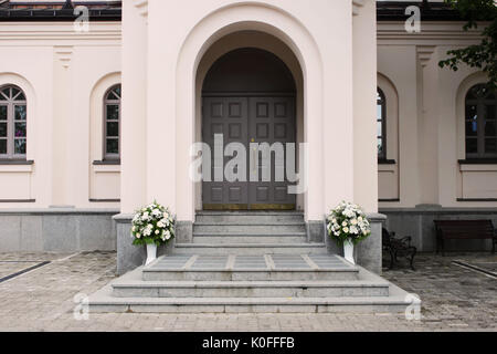 A flower bouquet of cream roses and chrysanthemums on the windows in the  church as a decoration of the holiday. Professional floristics Stock Photo  - Alamy