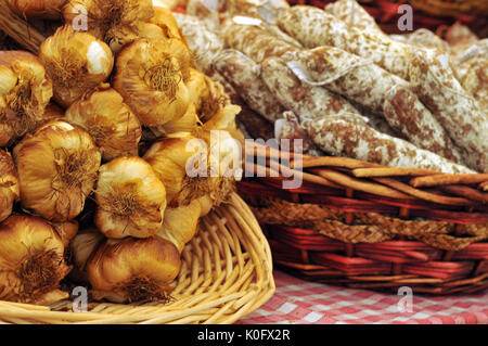 fresh organic garlic on display at a fair and the garlic festival on the isle of wight Stock Photo
