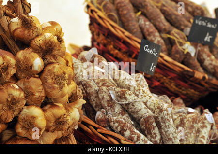 fresh organic garlic on display at a fair and the garlic festival on the isle of wight Stock Photo