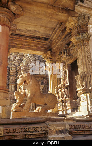 Sculpture of a sardula caressing a lion, Mahadeva Temple in Western Group, Khajuraho Group of Monuments, Madhya Pradesh, India Stock Photo