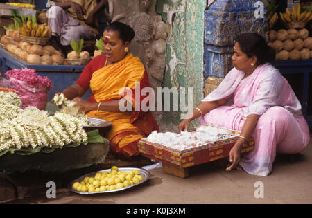 Vendors in bazaar area near Sri Meenakshi Hindu temple, Madurai, Tamil Nadu, India Stock Photo