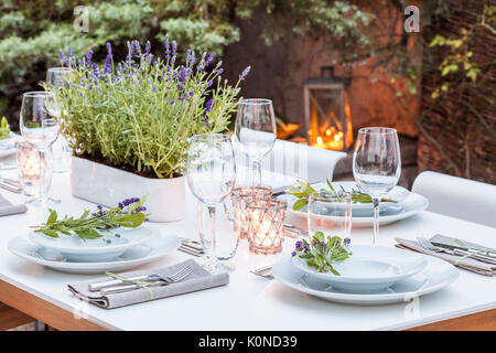 Deutschland, Garten, Terrasse, Holzdeck, Gartenmöbel, moderne Sitzgruppe, gedeckter Tisch, festlich, Tischdeko Lavendel, Lichter