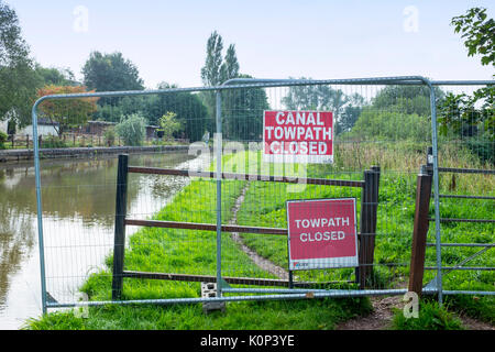 Towpath closed sign on the Trent and Mersey Canal in Cheshire UK Stock Photo