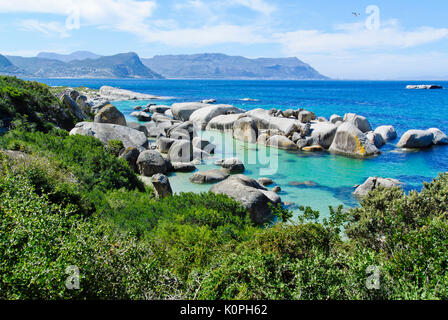 SCENIC VIEW OF BEAUTIFUL GRANITE BOULDERS ALONG BOULDER'S BEACH. PART OF TABLE MOUNTAIN NATIONAL PARK, SIMON'S TOWN, SOUTH AFRICA Stock Photo