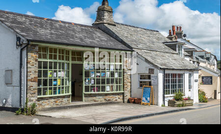 Launderette in the small tourist town of Tintagel, and The Cottage Tea shop which also offers Bed and Breakfast accommodation. Cornwall, England, UK. Stock Photo