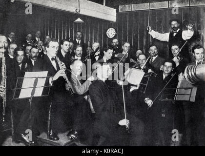 WOOD, Henry- conducting the Queen's Hall / Queens Hall Orchestra during a recording session, about 1911. English conductor (1869-1944) Stock Photo