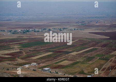 LEBANON village  in Beqaa valley, view from Deir el Ahmar to Bekaa valley, Shia village, mountains Antilebanon and Syria, in the fertile valley tobacco almonds grain and marijuana known as Red Lebanese is grown  / LIBANON Bekaa Tal, Blick von Deir el Ahmar auf das Bekaa Tal, ein Shiiten Dorf, die Berge des Antilibanon, dahinter liegt Syrien, im fruchtbaren Bekaa Tal wird neben Tabak, Mandeln, Getreide auch Haschisch Marihuana bekannt als Roter Libanese angebaut Stock Photo