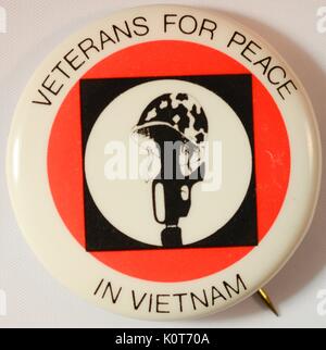 Patriot Peace War Vietnam Vet Veteran Parade Protest Sign Pin Medal Tea Party US 