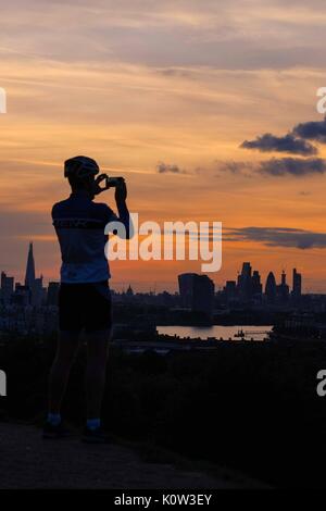 London, UK. 24th August, 2017. Sunset over London from Greenwich Park. Credit: claire doherty/Alamy Live News Stock Photo