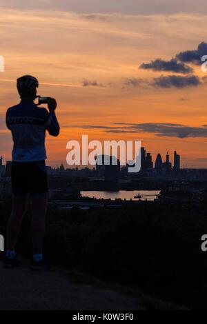 London, UK. 24th August, 2017. Sunset over London from Greenwich Park. Credit: claire doherty/Alamy Live News Stock Photo