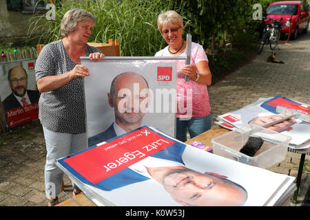 Ingeborg Dorschner (L), town chairwoman from Pleinfeld and her party colleague Micha Helles preparing SPD campaign posters for their distribution in Pleinfeld, Germany, 24 August 2017. The distribution of campaign materials is off to a sluggish start as fliers remain undistributed and information stands lack enough helpers - the Bundestag (Federal Legislature) electoral campaign in Bavaria is having a lukewarm start. Many party members are going on vacation instead of bringing out the vote. Photo: Daniel Karmann/dpa Stock Photo