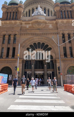 People Cross The Street Outside The Queen Victoria Building On George Street In The Central Business District (CBD) November 2016 Stock Photo