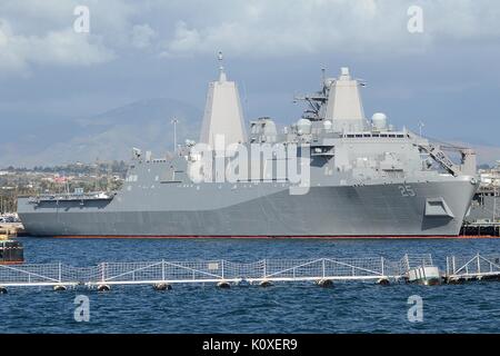 LPD-25 USS SOMERSET, SAN ANTONIO CLASS AMPHIBIOUS TRANSPORT DOCK OF THE U.S. NAVY Stock Photo