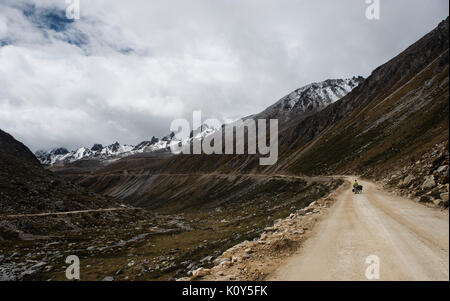 Cycling Tro-la pass, 5050m, on the Tibetan plateau. Stock Photo