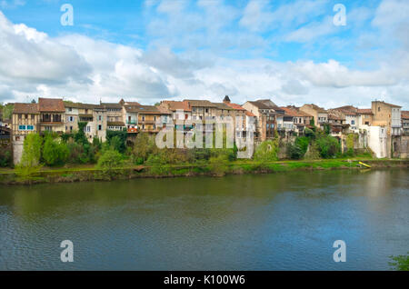 Old houses line the Lot River in central Villeneuve-sur-Lot, Lot-et-Garonne, France Stock Photo