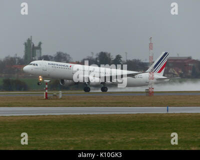 Air France Airbus A321 airliner arriving at sunset Stock Photo - Alamy