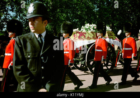 London, UK, 6th September, 1997. Funeral of Diana, Princess of Wales. Princess Diana's coffin draped with the royal standard is shown being carried on a gun carriage accompanied by eight members of the Welsh Guards as the funeral procession makes it's way along Horse Guards Road. Stock Photo