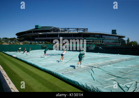 Ground staff remove covers from Court 14 at the Wimbledon Championships 2017 Stock Photo