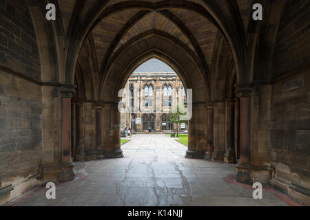 Entrance Into The Courtyard Of The University Of Glasgow Stock Photo
