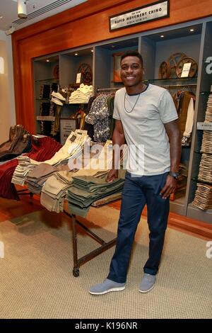 Banana republic rapid movement chino launch hi-res stock photography and  images - Alamy