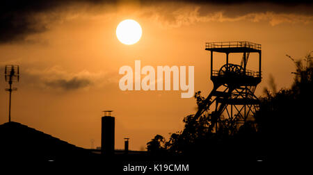 Asturias, Spain. 26th Aug, 2017. The sun goes down over the headframe of Mining Museum of Asturias during the sunset on August 27, 2017 in El Entrego, Spain. Credit: David Gato/Alamy Live News Stock Photo
