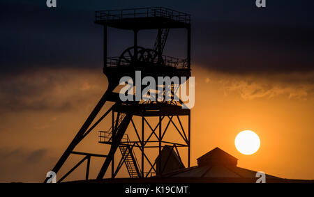 Asturias, Spain. 26th Aug, 2017. The sun goes down over the headframe of Mining Museum of Asturias during the sunset on August 27, 2017 in El Entrego, Spain. Credit: David Gato/Alamy Live News Stock Photo