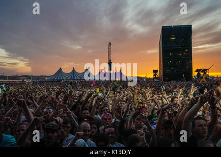 Festival goers enjoying a performance by Major Lazer at the 2017 Reading Festival. Photo date: Saturday, August 26, 2017. Photo credit should read: Roger Garfield/Alamy Stock Photo