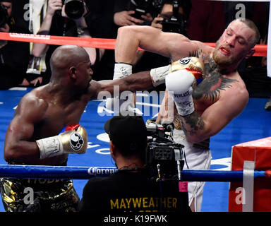 Las Vegas, Nevada, USA. 26th August, 2017. Las Vegas NV, USA. 26th Aug, 2017. ( IN blk-gld trunks) Floyd Mayweather Jr.goes 10 rounds with Conor McGregor Saturday at the T-Mobile arena in Las Vegas. Floyd Mayweather Jr. took the win by TKO as the fight was stop in the 10th round. This was Floyd's last fight ending it at 50 wins.Photos by Gene Blevins/LA DailyNews/SCNG/ZumaPress. Credit: Gene Blevins/ZUMA Wire/Alamy Live News Stock Photo