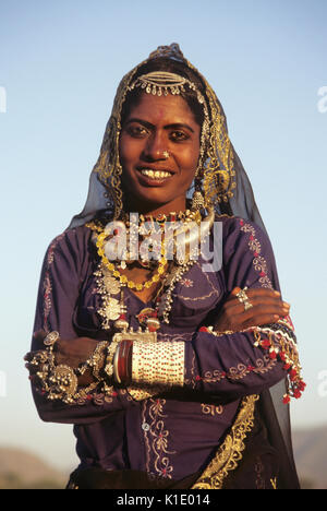 A fetching Rajasthani belle in traditional dress, Laxmanga… | Flickr