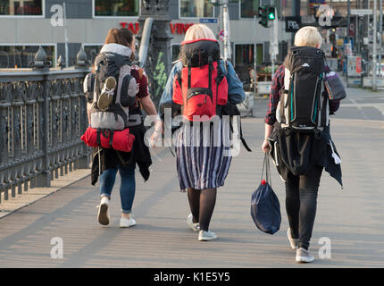 Three tourists walk along the Weidedamm bridge in Berlin, Germany, 26 August 2017. Photo: Paul Zinken/dpa Stock Photo