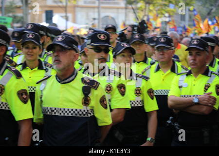 Barcelona, Spain. 26th August, 2017.      participating at the massive protest 'I am not scared' against terrorism and islamophobia after the attack on Rambla. The head of the manifestation was held by public service servants as firefighters, police, medical emergency services. Amongst the over 500.000 participants there was a huge representation of the spanish authorities and all political parties. Credit: Dino Geromella/Alamy Live News Stock Photo