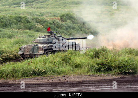 Gotemba, Japan. 27th Aug, 2017. Japanese Ground Self-Defense Forces type-74 tank fires during an annual military exercise at the Higashi-Fuji firing range in Gotemba, at the foot of Mt. Fuji in Shizuoka prefecture on Sunday, August 27, 2017. The annual drill involves some 2,400 personnel, 80 tanks and armoured vehicles. Credit: Yoshio Tsunoda/AFLO/Alamy Live News Stock Photo