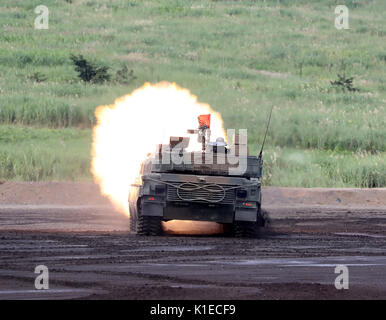 Gotemba, Japan. 27th Aug, 2017. Japanese Ground Self-Defense Forces type-10 tank fires during an annual military exercise at the Higashi-Fuji firing range in Gotemba, at the foot of Mt. Fuji in Shizuoka prefecture on Sunday, August 27, 2017. The annual drill involves some 2,400 personnel, 80 tanks and armoured vehicles. Credit: Yoshio Tsunoda/AFLO/Alamy Live News Stock Photo