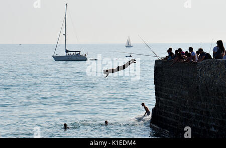 Brighton, UK. 27th Aug, 2017. Youngsters leap into the sea from a groyne on Brighton beach otherwise known as tombstoning in the hot sunshine today as temperatures are expected to reach as high as 28 degrees over the bank weekend which is a record for August . Local lifeguards and coastguards warn that tombstoning can be very dangerous as their have been numerous accidents in recent years Credit: Simon Dack/Alamy Live News Stock Photo
