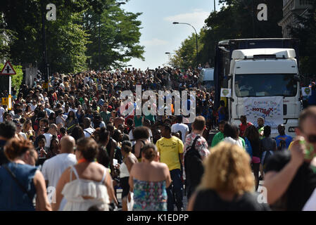 Notting Hill. London, UK. 27th August 2017. people enjoy the Sunday at Notting Hill Carnival. Credit: Matthew Chattle/Alamy Live News Stock Photo