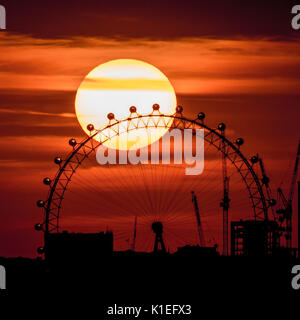 London, UK. 27th August, 2017. UK Weather: Dramatic sunset behind London Eye Ferris Wheel © Guy Corbishley/Alamy Live News Stock Photo