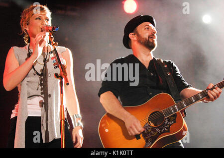 (L-R) Jennifer Nettles Kristian Bush Sugarland performs Stagecoach,California's County Music Festival Day 1 April 24,2010 Indio,Ca. Stock Photo