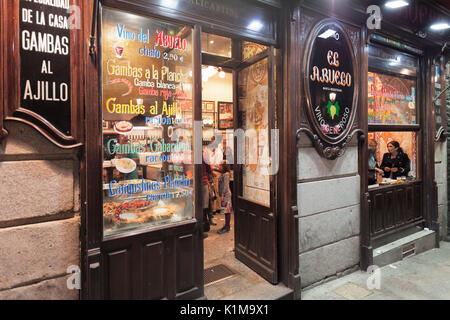 Tapas restaurant La Casa del Abuelo, Huertas, Madrid, Spain Stock Photo