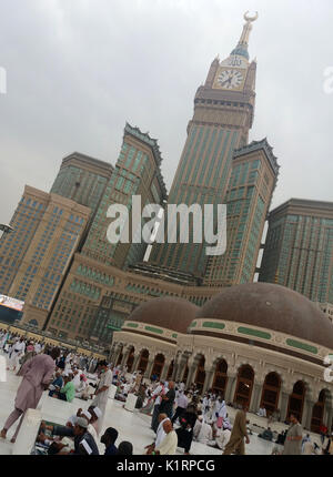 Mecca, Mecca, Saudi Arabia. 24th Aug, 2017. Muslim pilgrims gather ...