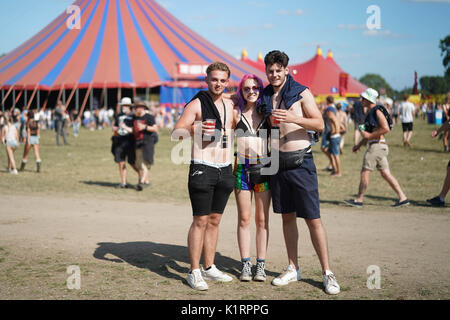 Reading, UK. 27th Aug, 2017. Festival goers enjoying the warm weather at the 2017 Reading Festival. Photo date: Sunday, August 27, 2017. Photo credit should read: Roger Garfield/Alamy Live News Stock Photo