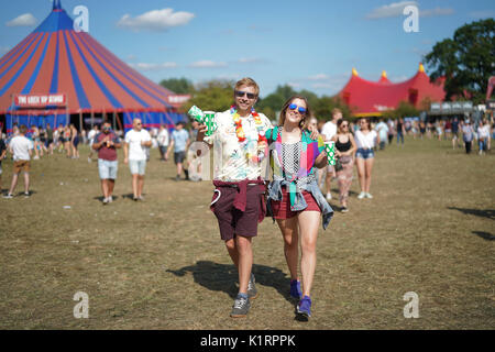 Reading, UK. 27th Aug, 2017. Festival goers enjoying the warm weather at the 2017 Reading Festival. Photo date: Sunday, August 27, 2017. Photo credit should read: Roger Garfield/Alamy Live News Stock Photo