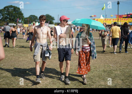 Reading, UK. 27th Aug, 2017. Festival goers enjoying the warm weather at the 2017 Reading Festival. Photo date: Sunday, August 27, 2017. Photo credit should read: Roger Garfield/Alamy Live News Stock Photo