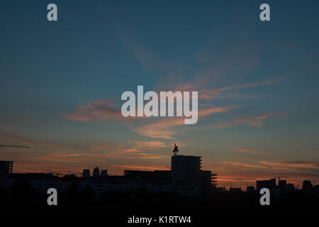 Silvertown, Newham, London, UK. 27th Aug, 2017. UK Weather:Colourful Bank holiday sunset over London Docklands. It has been a warm sunny day in the capital and more sunshine is expected Credit: WansfordPhoto/Alamy Live News Stock Photo
