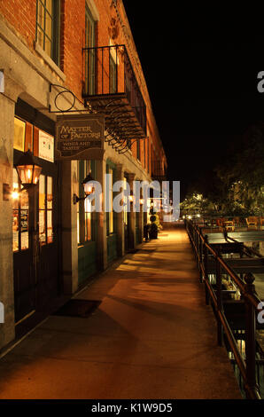 Once a key site where cotton merchants plied their trade, Factors Walk now hosts numerous shops, restaurants, and hotels in the city of Savannah, GA Stock Photo