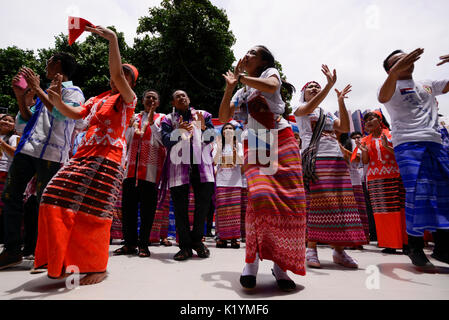 Bangkok, Thailand. 27th Aug, 2017. Members of the Karen ethnic artist troupe perform traditional dance during celebrating hold their Wrist tying ceremony in Bangkok, Thailand. 27 August 2017. Credit: Anusak Laowilas/Pacific Press/Alamy Live News Stock Photo