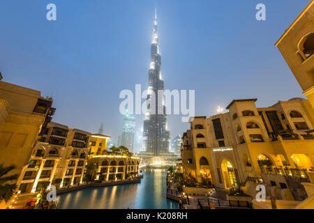 Burj Khalifa, artificial lake with lighted fountain, blue hour, Dubai, Emirate Dubai, United Arab Emirates