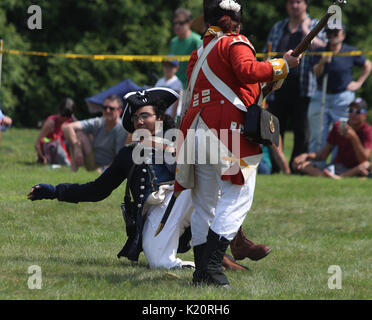 Brooklyn, United States. 27th Aug, 2017. Green-Wood Cemetery in Brooklyn staged its annual Battle of Brooklyn recreation, complete with cannon & musket fire, with re-enactors wearing British & colonial period uniforms performing on the cemetery lawn. After the battle, troops led the way to Battle Hill where a brief ceremony took place, with wreaths put into place honoring the 400 Maryland infantry who endured some 70% casualties attacking British positions on the hill top. Credit: Andy Katz/Pacific Press/Alamy Live News Stock Photo