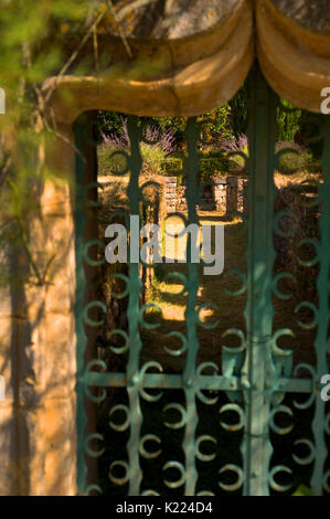 Garden behind green metal gate, Domme, Dordogne Stock Photo