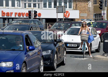 Brighton, UK. 28th Aug, 2017. UK Weather. Traffic congestion on Brighton seafront as crowds flock to the beach on Bank Holiday Monday to enjoy the beautiful hot sunny weather today as temperatures are expected to reach as high as 30 degrees in some parts of the south east which is a record for the late August Bank Holiday Credit: Simon Dack/Alamy Live News