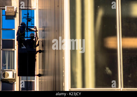 Sao Paulo, Brazil, August 28, 2017. Workers on a scaffold work on the side facade of the building that will house the new headquarters of Instituto Moreira Salles on Paulista Avenue, with its inauguration scheduled for mid-September 2017, in the central region of Sao Paulo city Stock Photo